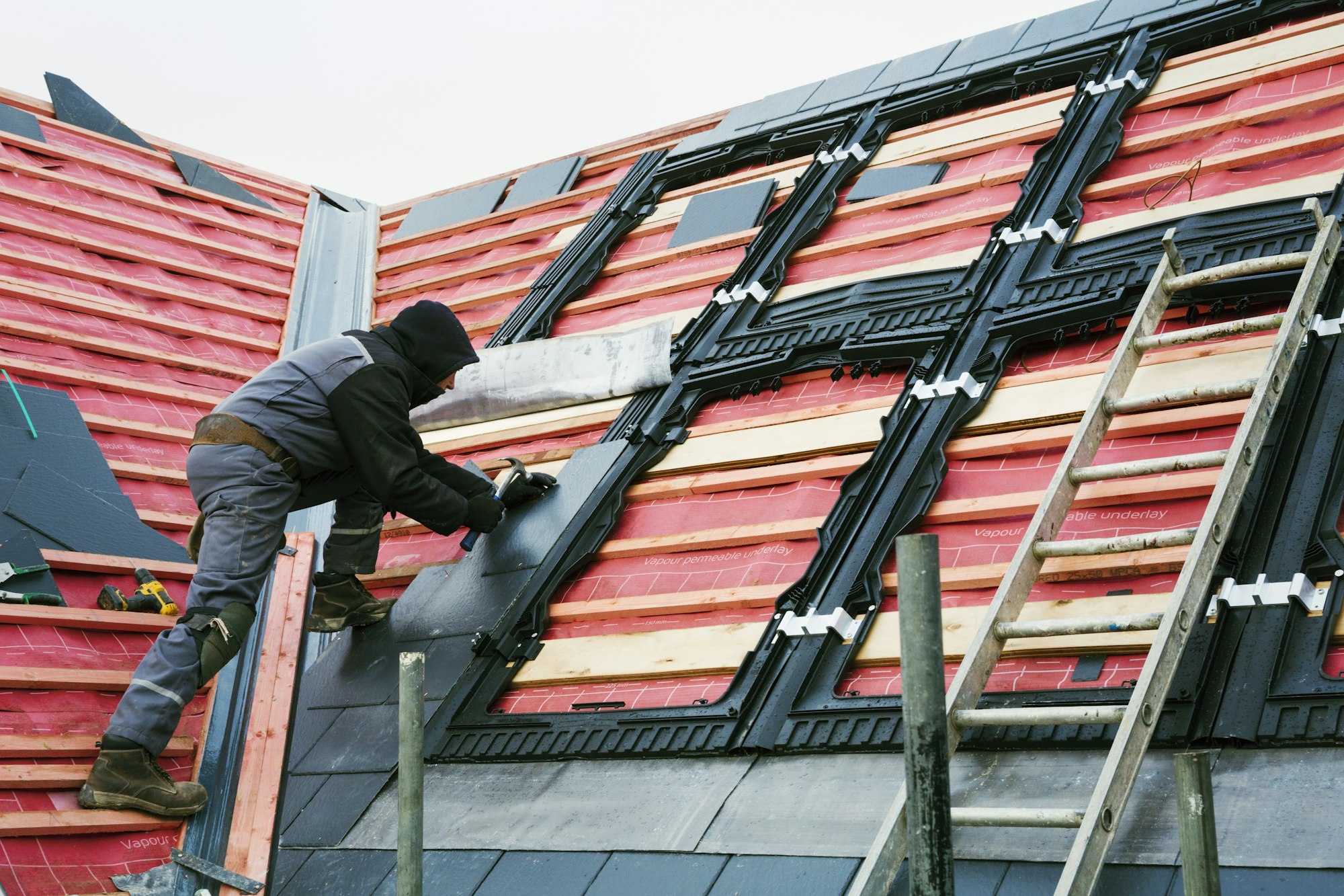 Dachdecker von Prima-Radius-Bau bei der Arbeit.