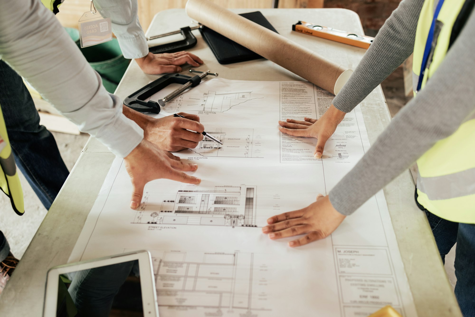 Architekten bei der Erstellung eines Bauplans.
