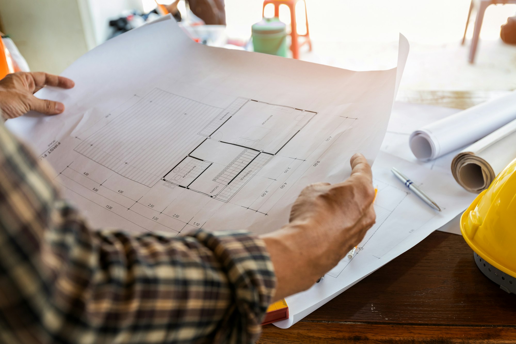 Architekten bei der Erstellung eines Bauplans.