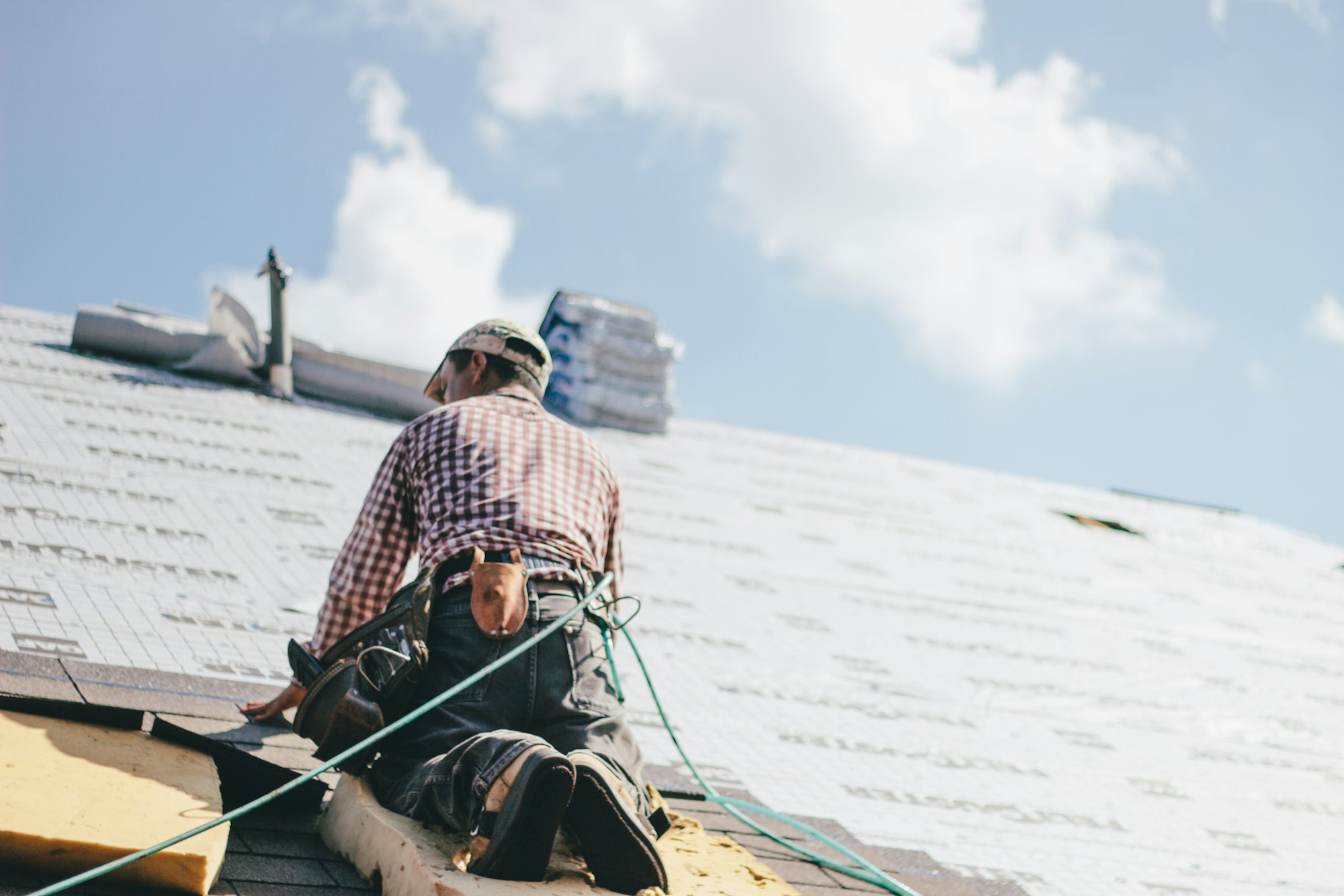 Dachdecker von Prima-Radius-Bau bei der Arbeit.