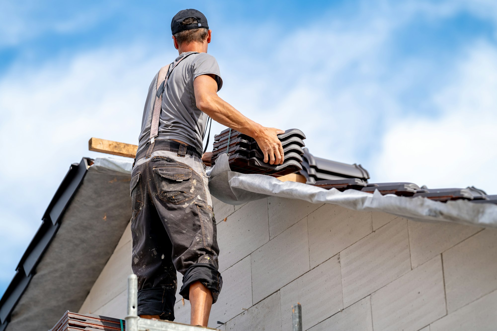 Dachdecker von Prima-Radius-Bau bei der Arbeit.